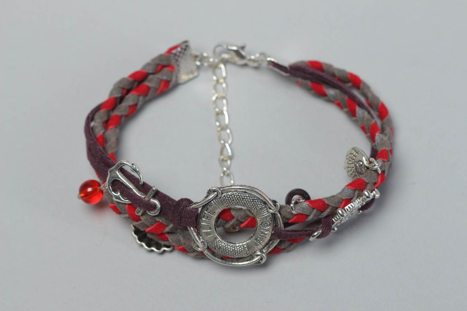 Bracelet en cuir tressé fin rouge-gris avec éléments métalliques fait main photo 2