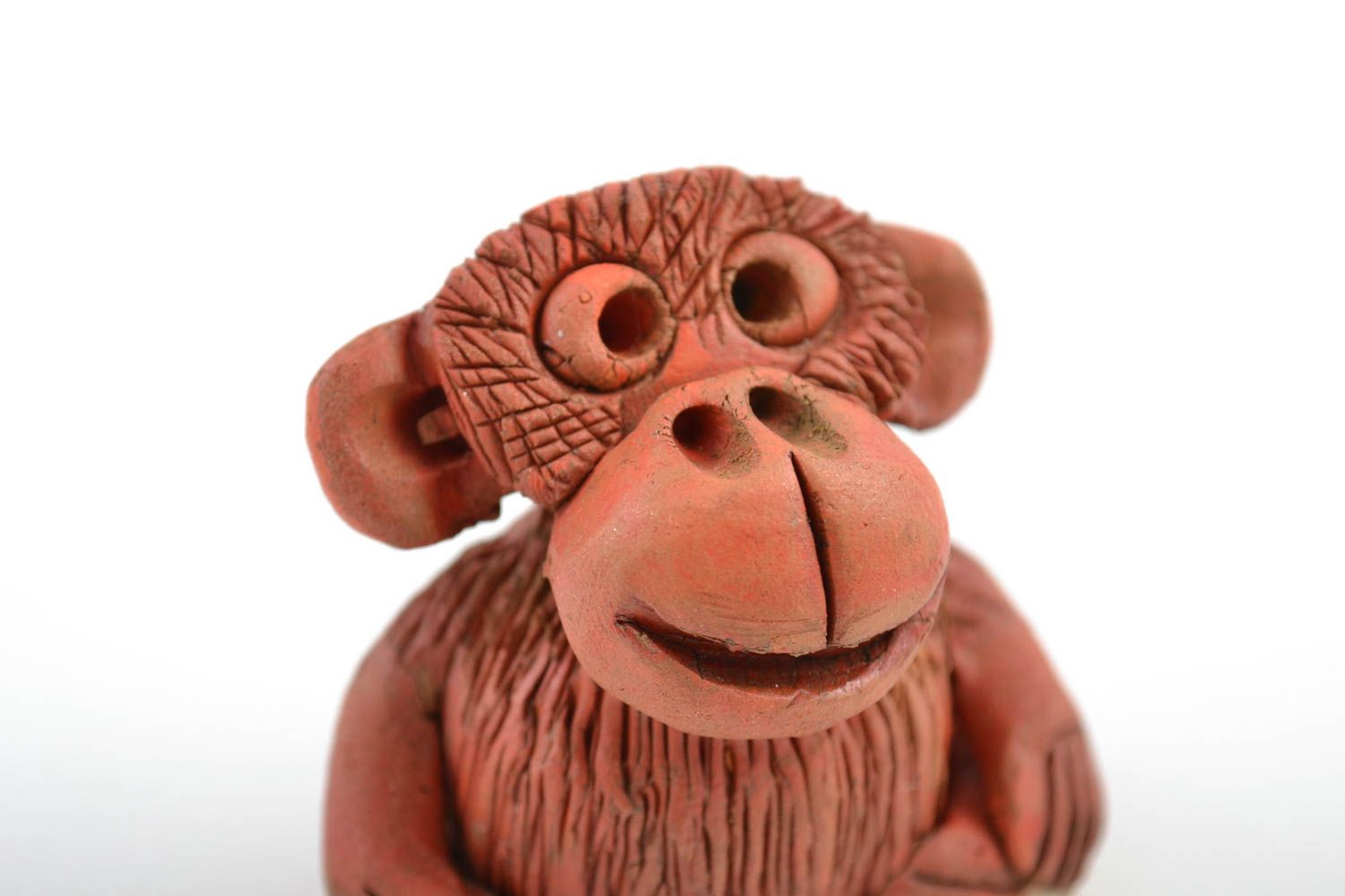 Figurilla cerámica artesanal modelada a mano con forma de mono de arcilla roja  foto 4