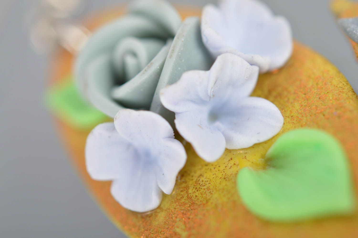 Lange Ohrringe aus Polymerton mit Rosen schön künstlerische Handarbeit foto 4