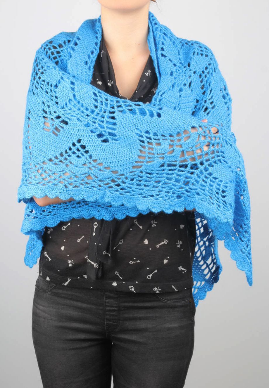 Cachecol azul de malha tricotado a mão com  fios de acrílico foto 1