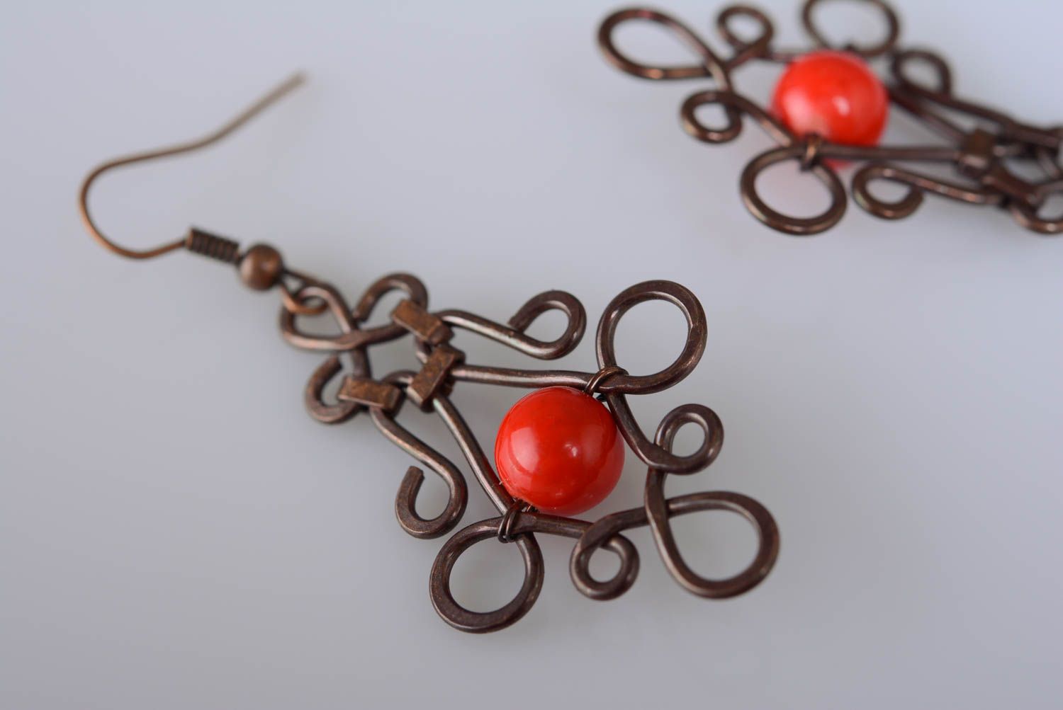 Boucles d'oreilles en cuivre faites main wire wrapping avec perles en plastique  photo 2