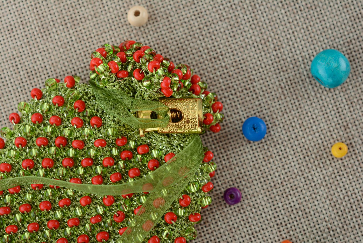 Étui portable fait main vert rouge tricoté au crochet avec perles de rocaille photo 2