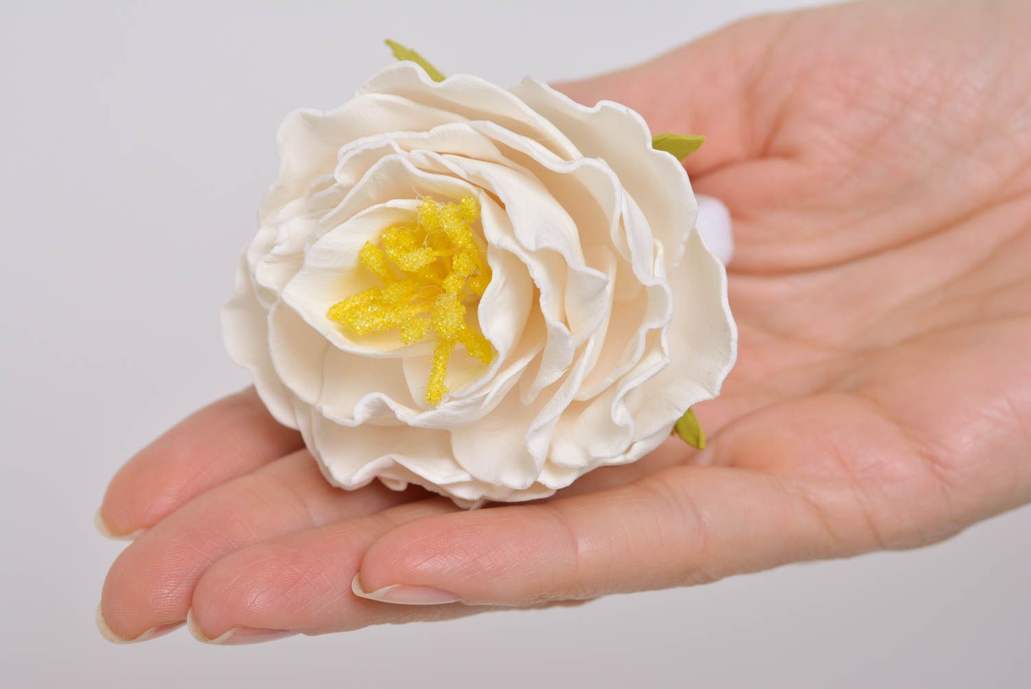 Кремовая резинка для волос с цветком из фоамирана ручной работы оригинальная нарядная фото 4