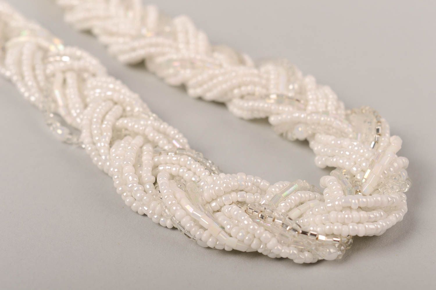 Ожерелье из бисера украшение ручной работы колье из бисера белое красивое фото 3