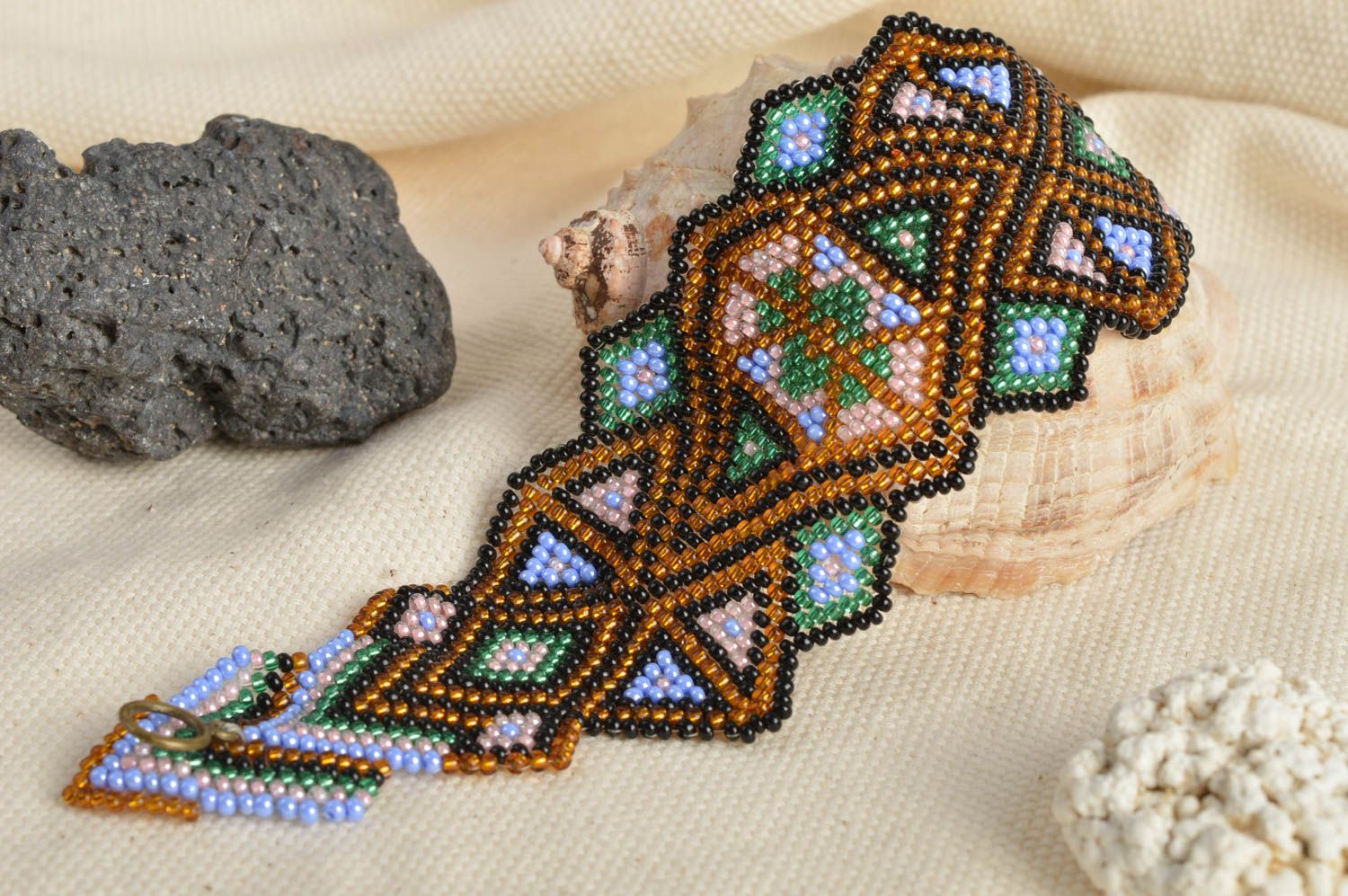 Широкий браслет из бисера с орнаментом аксесуар ручной работы в этническом стиле фото 1