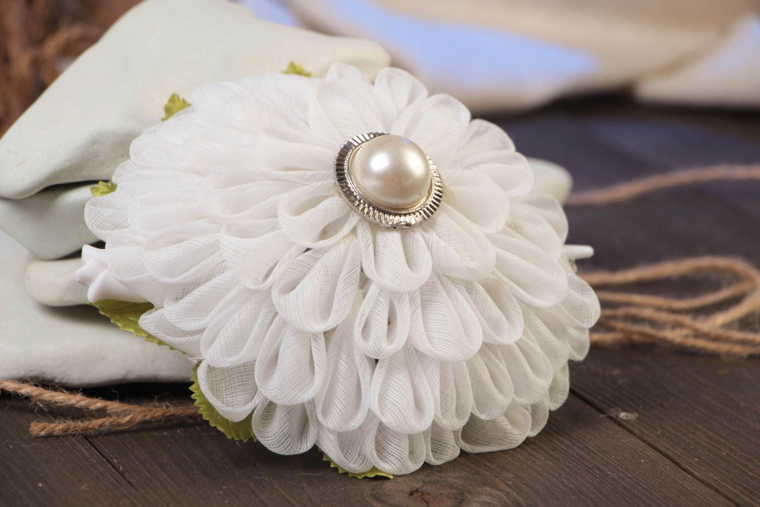 Beautiful white handmade textile flower hair clip kanzashi Seashell photo 1