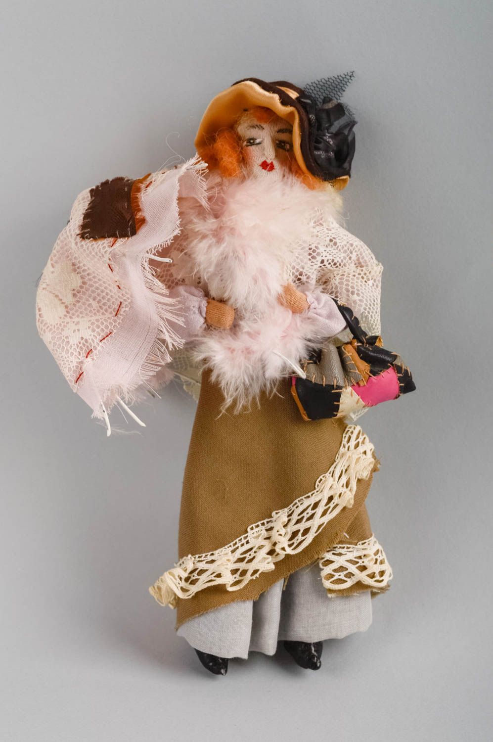 Designer handmade Puppe aus Stoff im Hut mit Schal und Boa für Interieur foto 1