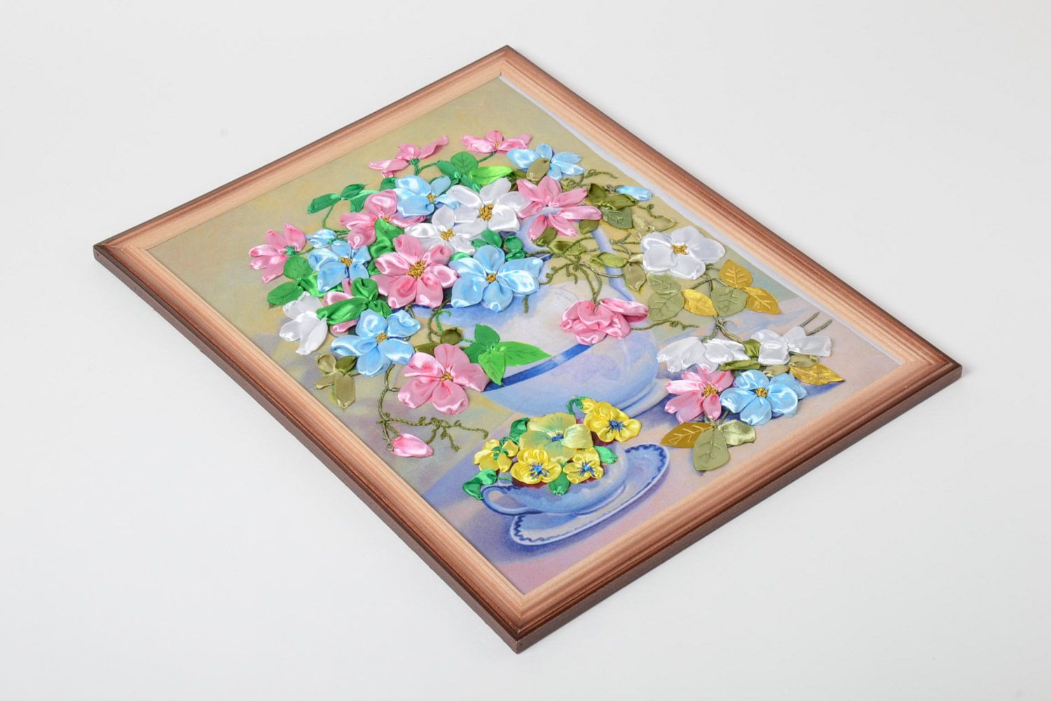 Вышитая картина с цветами из атласных лент в пастельных оттенках ручная работа фото 2