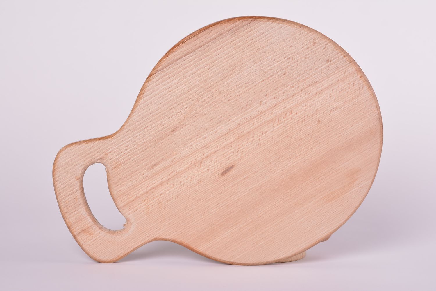 Tabla de cortar de madera hecho a mano utensilio de cocina diseño de interior foto 3
