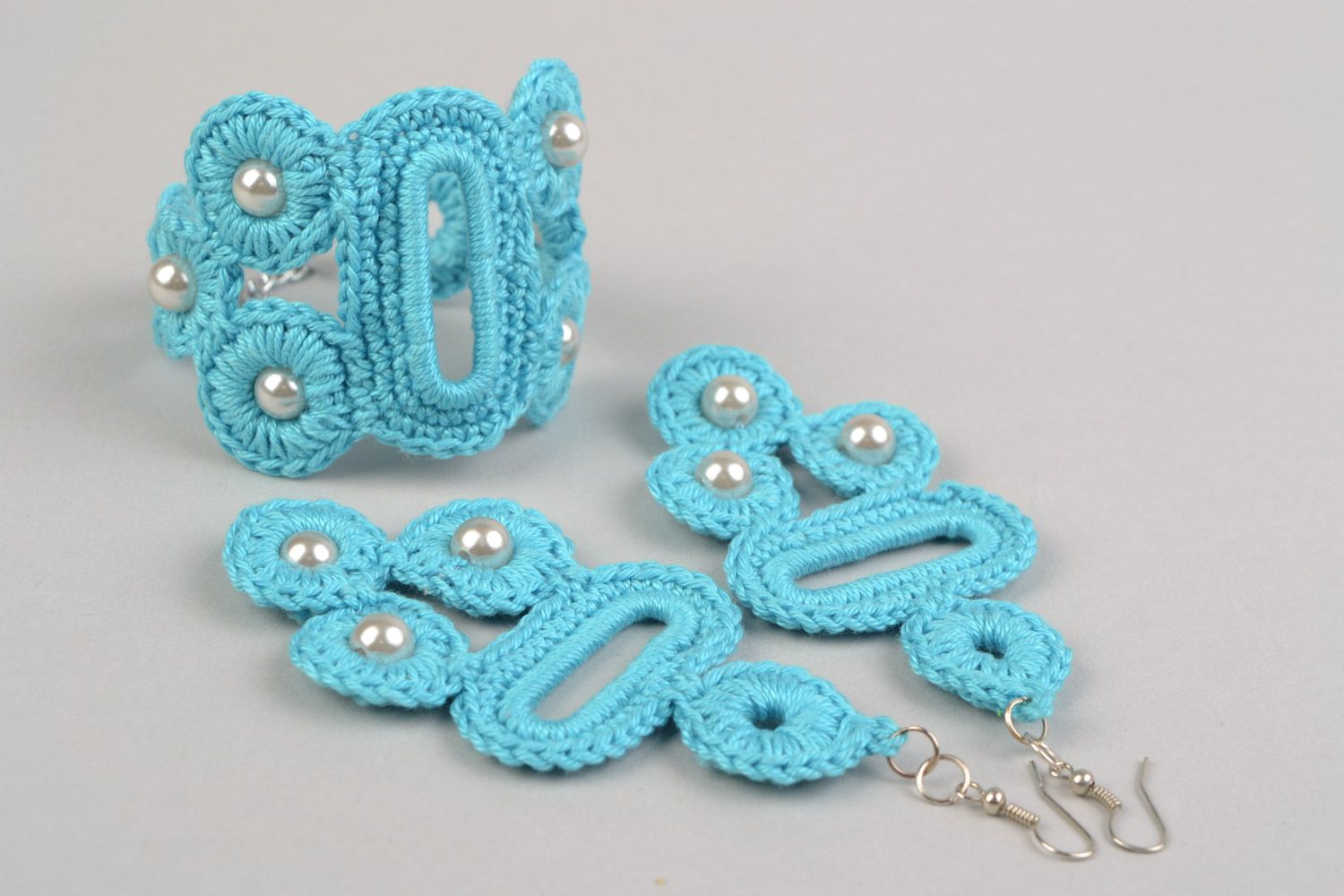Boucles d'oreilles et bracelet textiles fils de coton bleu ciel faits main photo 4