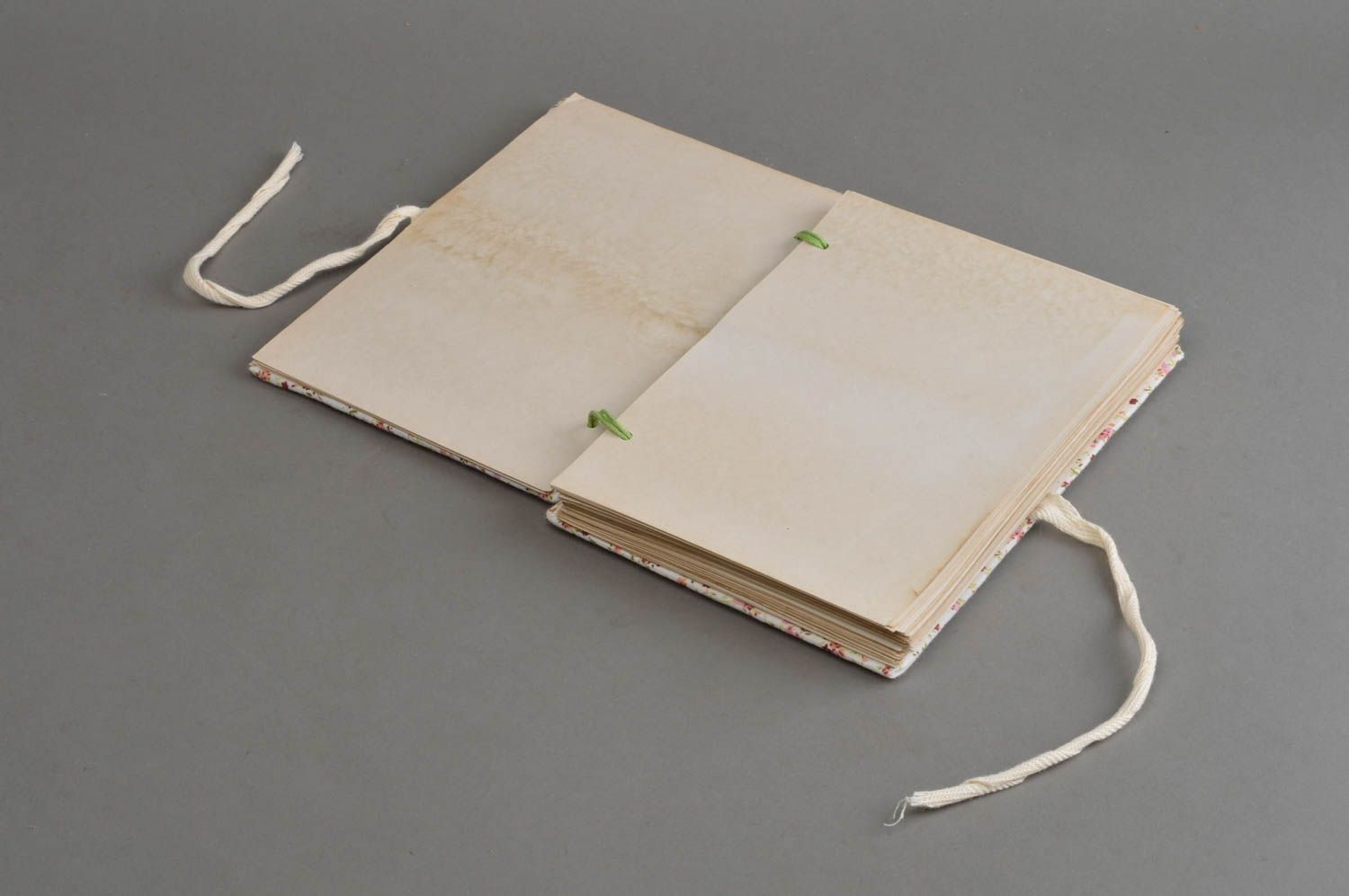Handgemachtes Notizbuch mit Stoffumschlag samt Textilschnüren und 70 Blättern foto 4