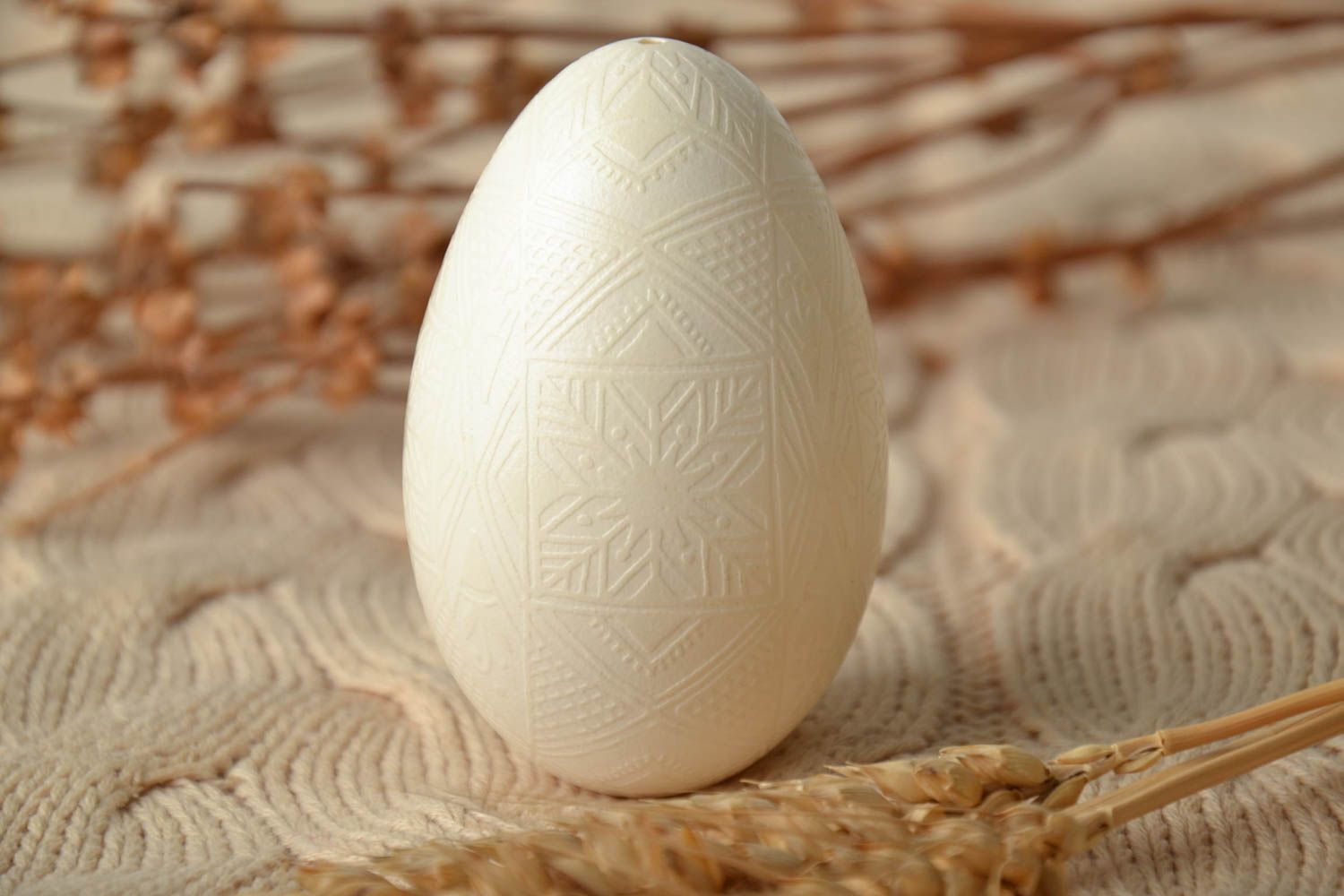 Oeuf de Pâques original traité au vinaigre fait main décoratif avec ornements photo 1