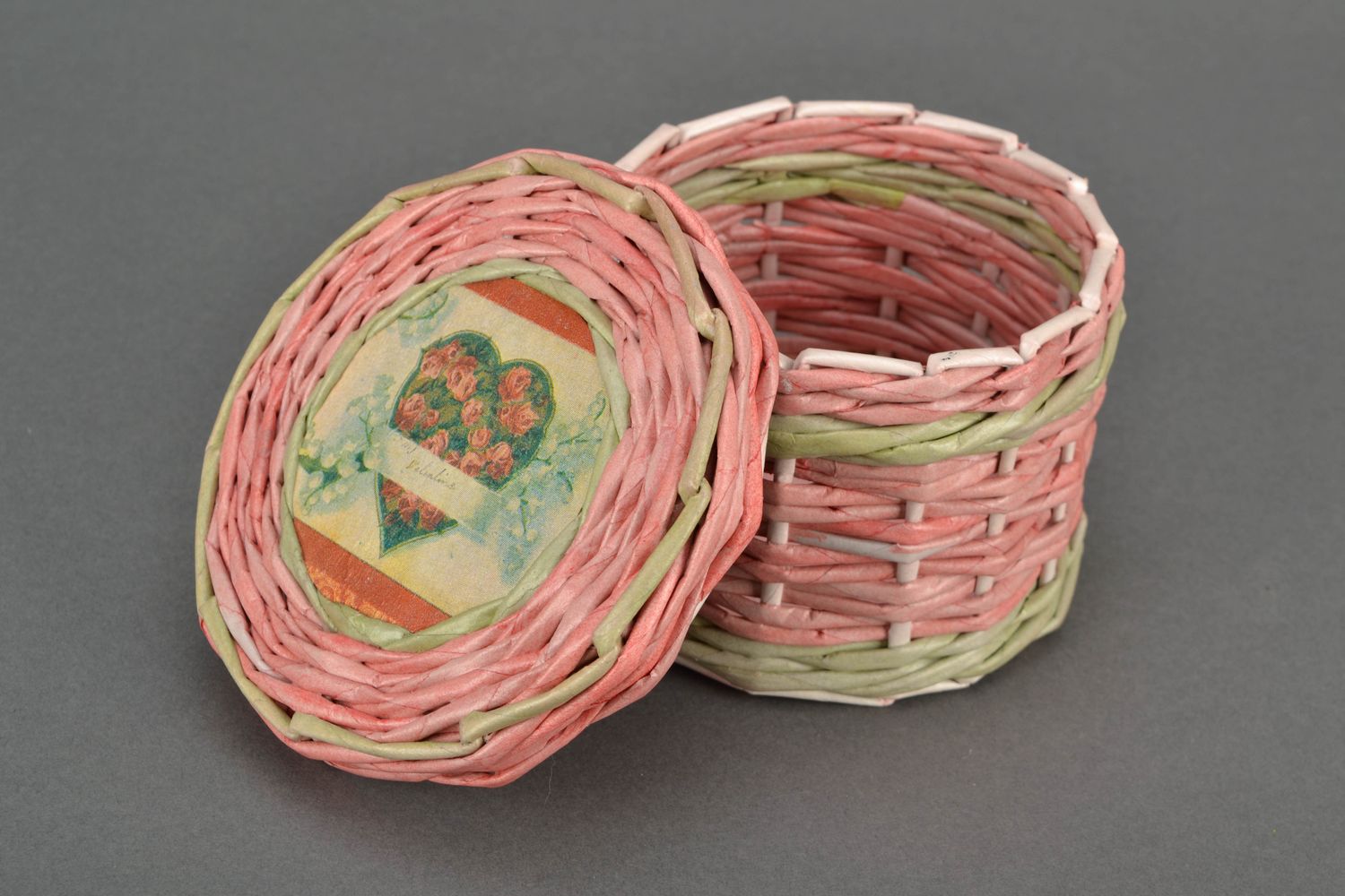 Boîte à bijoux tressée en tubes de papier rose avec coeur  photo 3