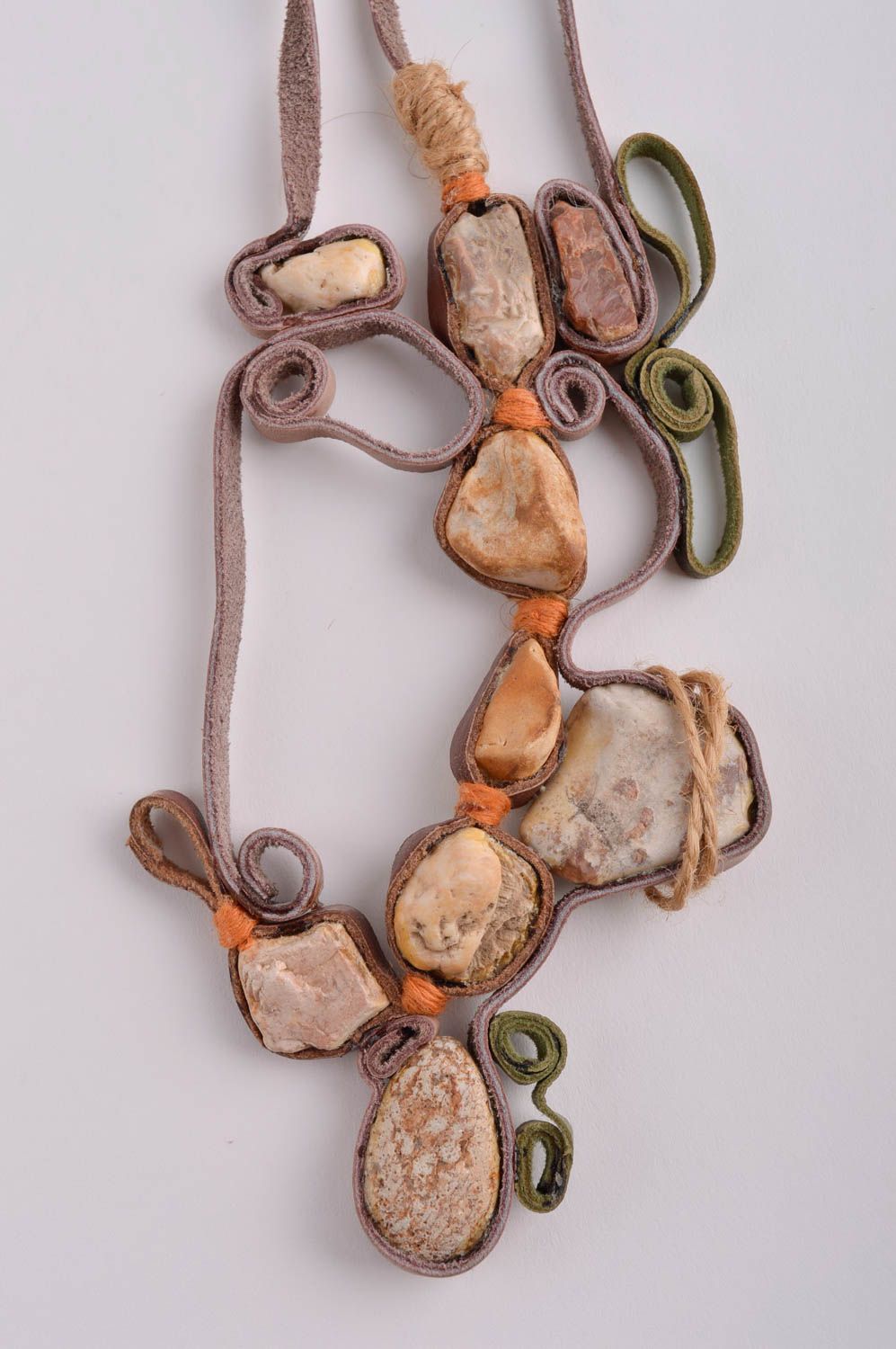 Подарок ручной работы массивное ожерелье с камнями кожаное колье необычное фото 3