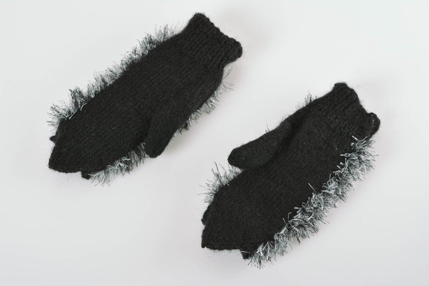 Moufles tricotées en acrylique avec des aiguilles faites main noires Hérissons photo 2