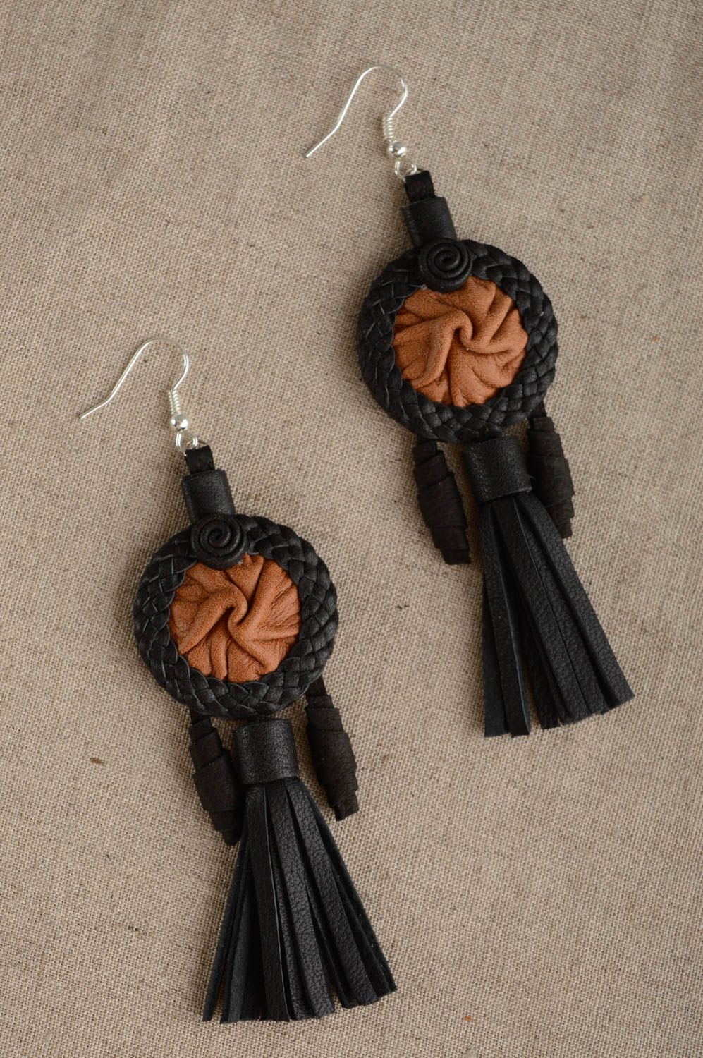 Longues boucles d'oreilles pendantes en cuir noires faites main avec frange photo 4