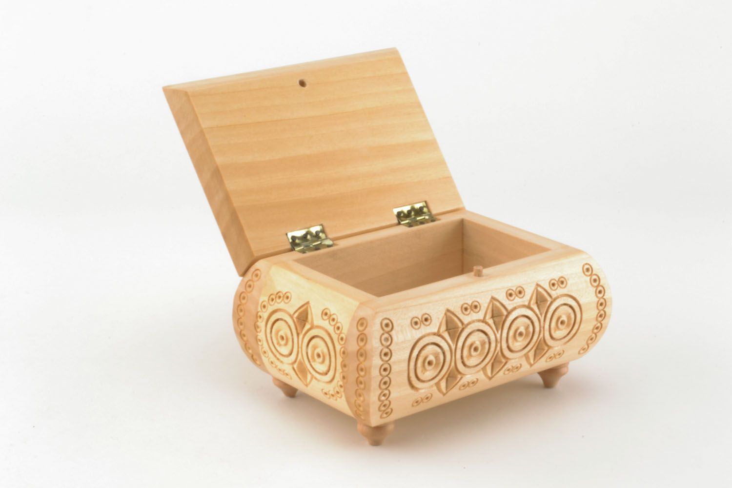 Caixinha de madeira feita à mão para jóias com entalhe foto 5