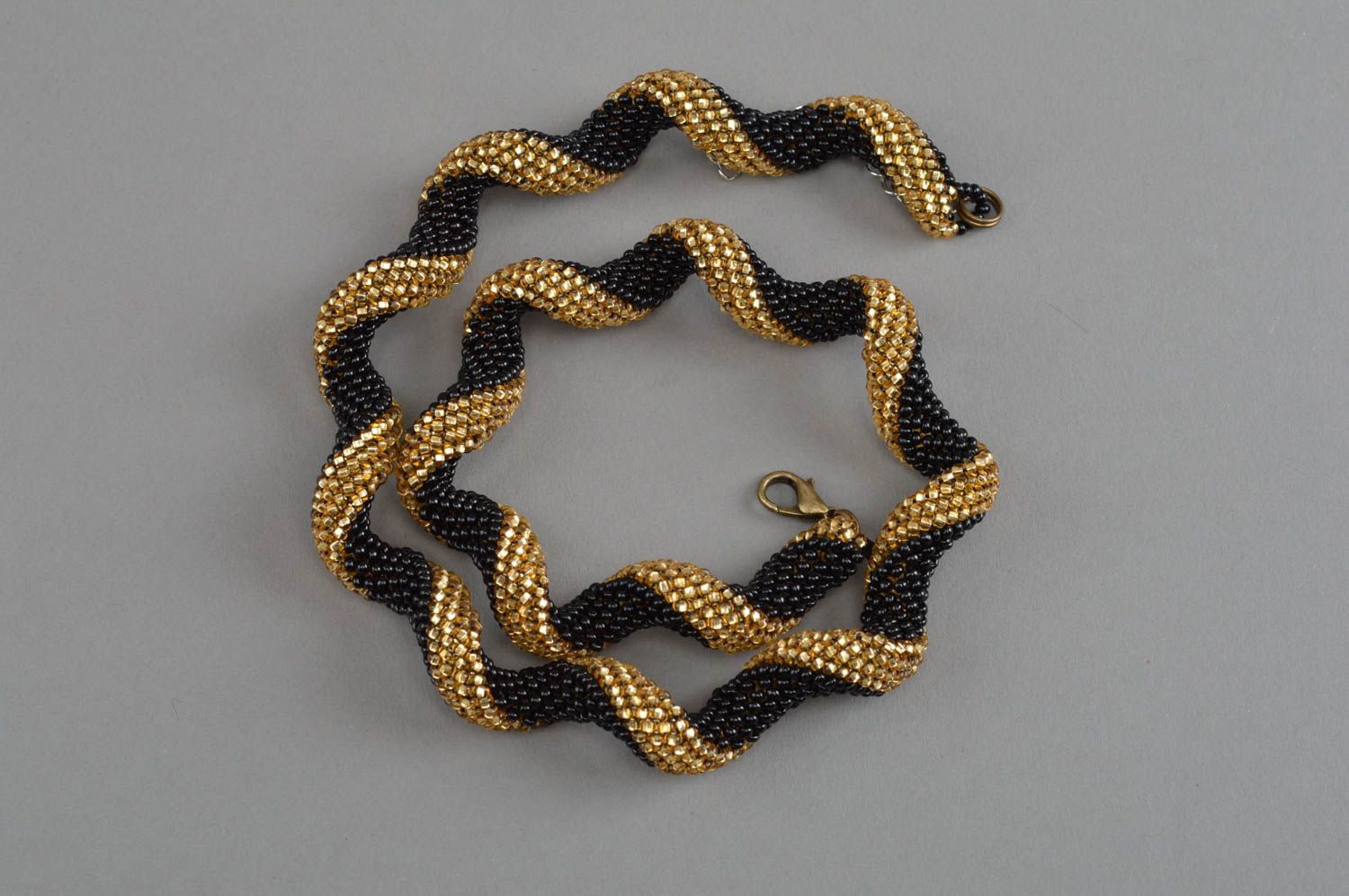 Жгут из бисера плетеное шейное украшение ручной работы черное с золотым фото 3