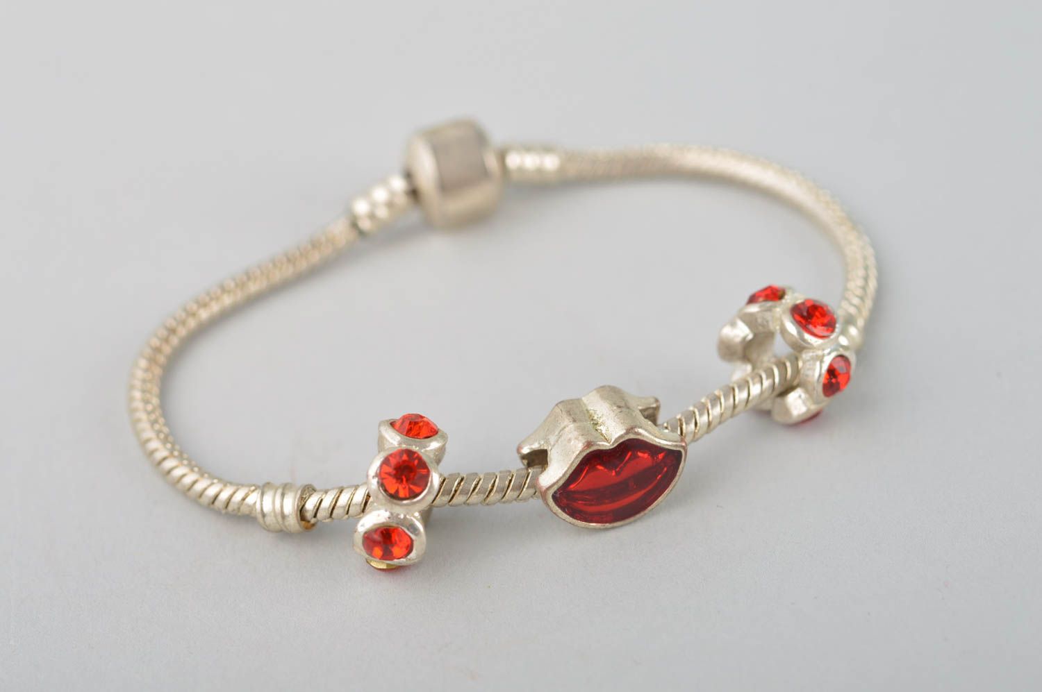 Bracelet métal design mode Bijoux fait main Idée cadeau femme rouge lèvres photo 2