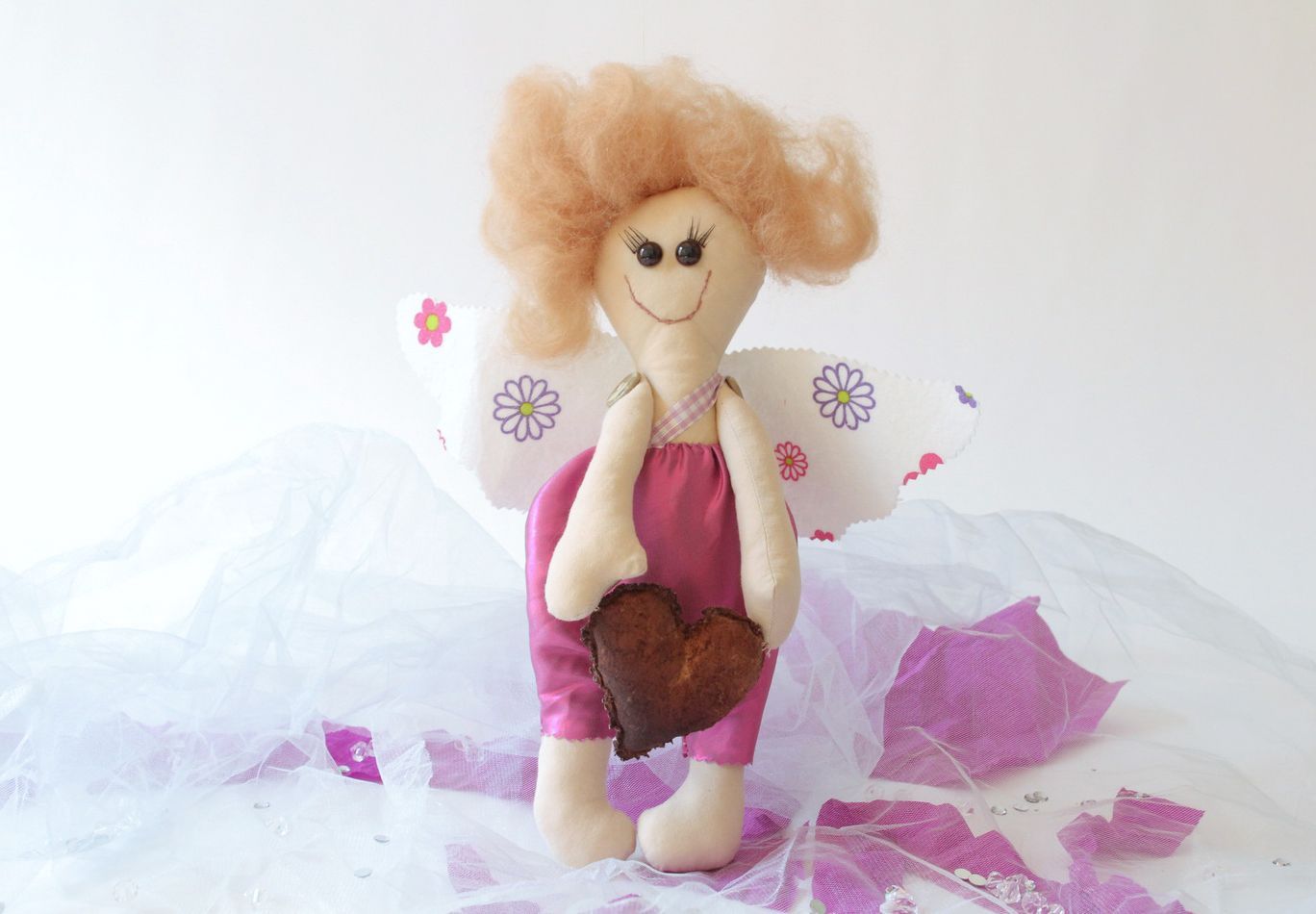 Künstlerische Puppe Engel mit Herzen foto 5