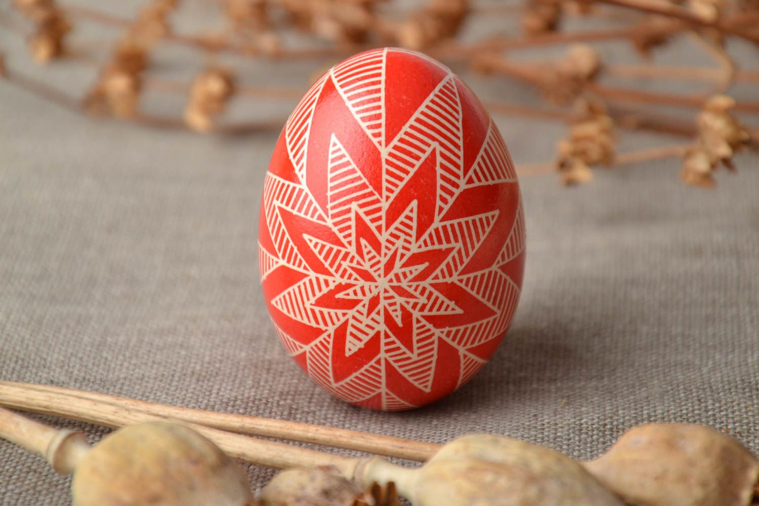 Oeuf de Pâques décoratif fait main original peint rouge avec bel ornement photo 1