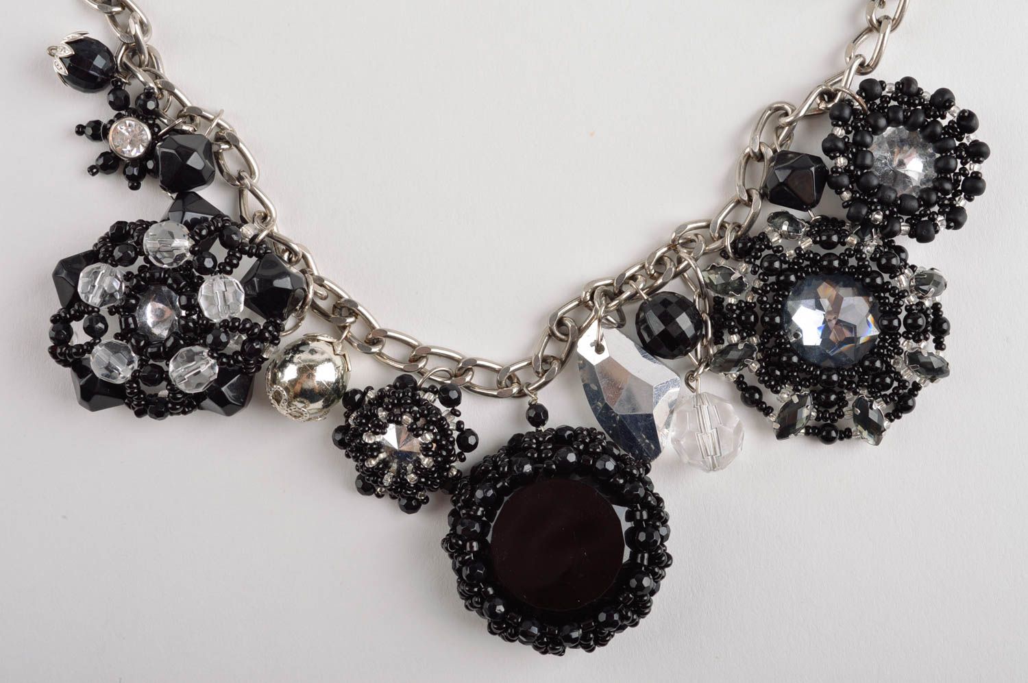 Gros collier Bijou fait main noir avec breloques perles de rocaille Cadeau femme photo 3