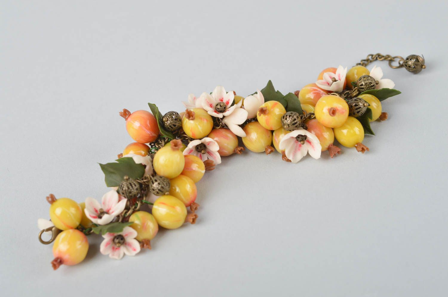 Браслет ручной работы украшение из холодного фарфора браслет с цветами ягодами фото 2