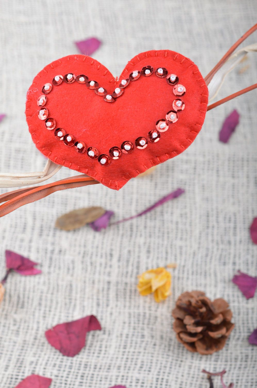 Corazón decorativo de fieltro artesanal con lentejuelas para decorar piso foto 4