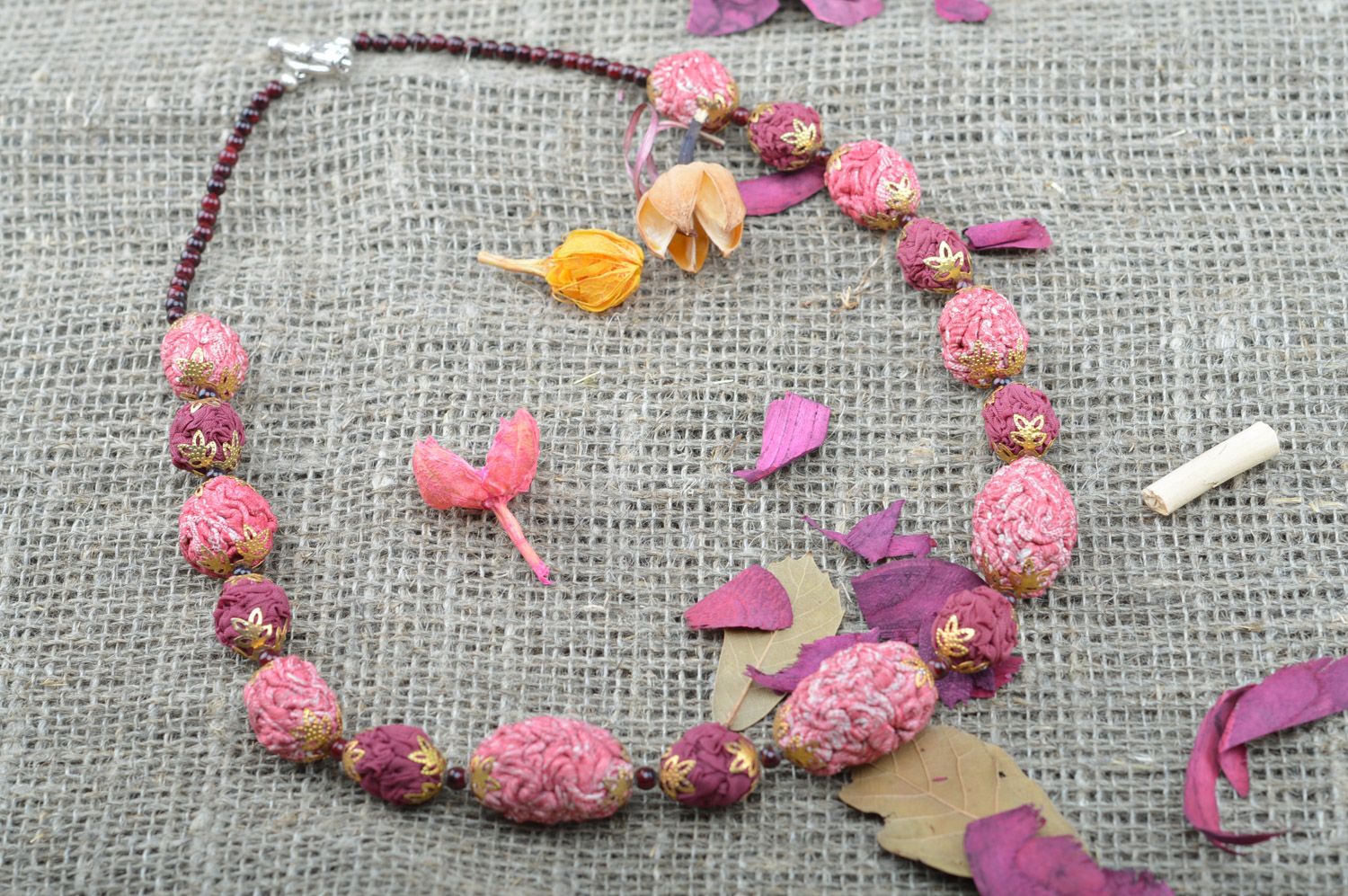 Handgemachte massive lila Textil Halskette aus Baumwollkugeln und Glasperlen foto 3