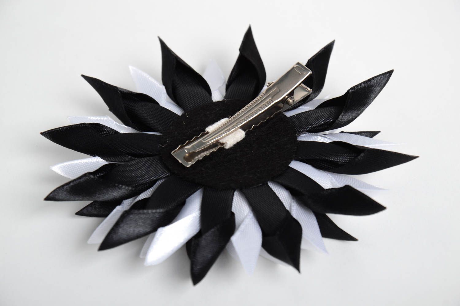 Аксессуар для волос украшение ручной работы заколка с цветком черная с белым фото 4