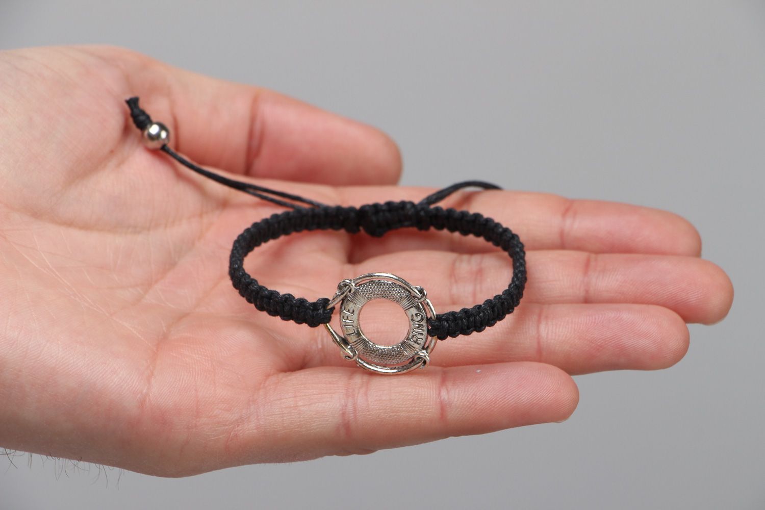 Handmade schwarzes geflochtenes Armband aus Schnur mit Anhänger in Marine-Stil  foto 3