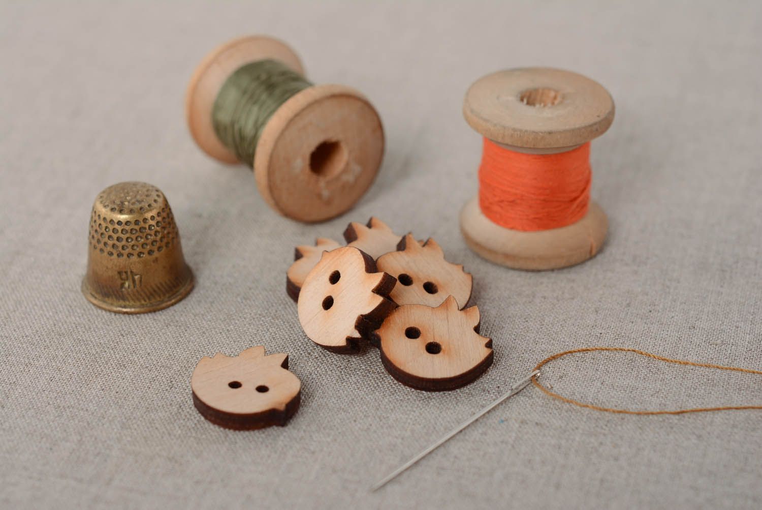 Handmade Knopf aus Holz Vogel foto 2
