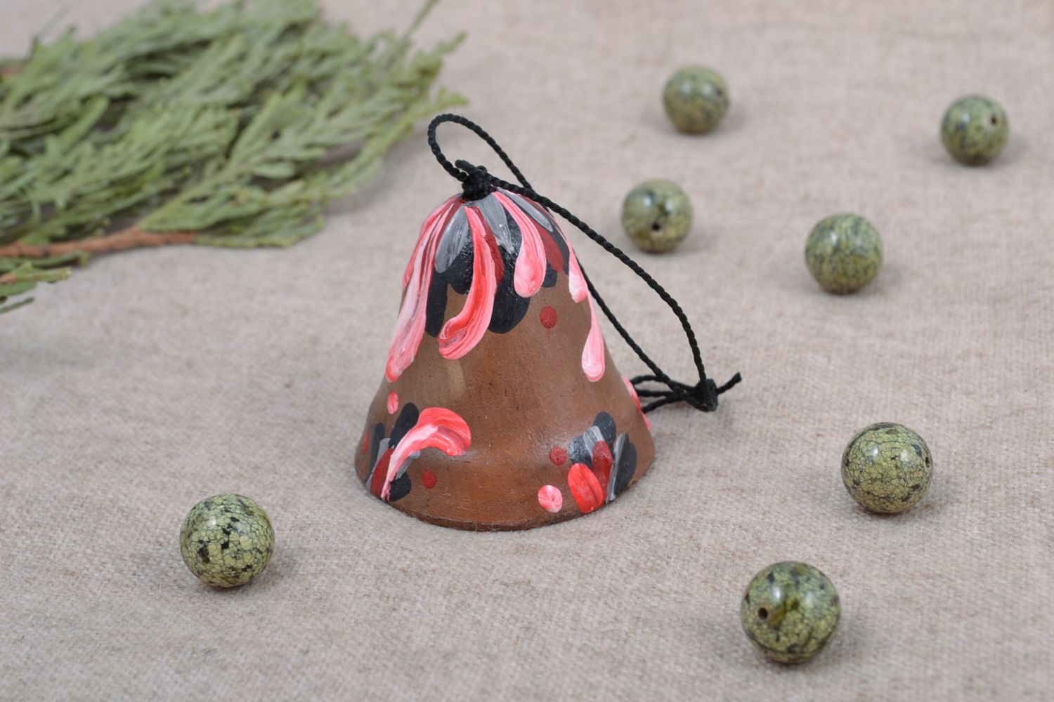 Petite clochette décorative à suspendre en céramique peinte faite main  photo 1