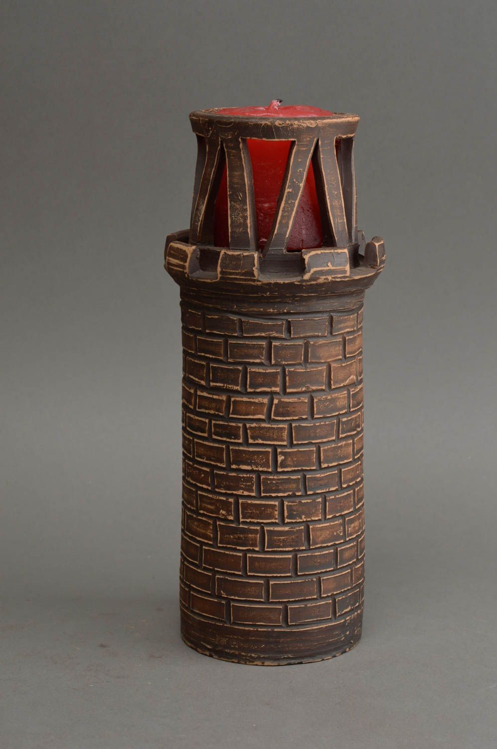 Керамический подсвечник в виде башни с оградкой из красной глины ручной работы фото 1