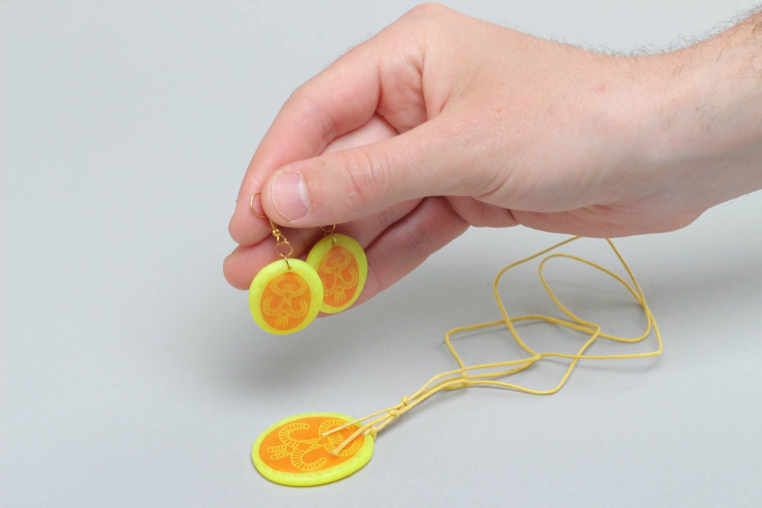Set von Accessoires aus Polymer Ton Ohrringe und Anhänger grell gelb mit orange foto 5