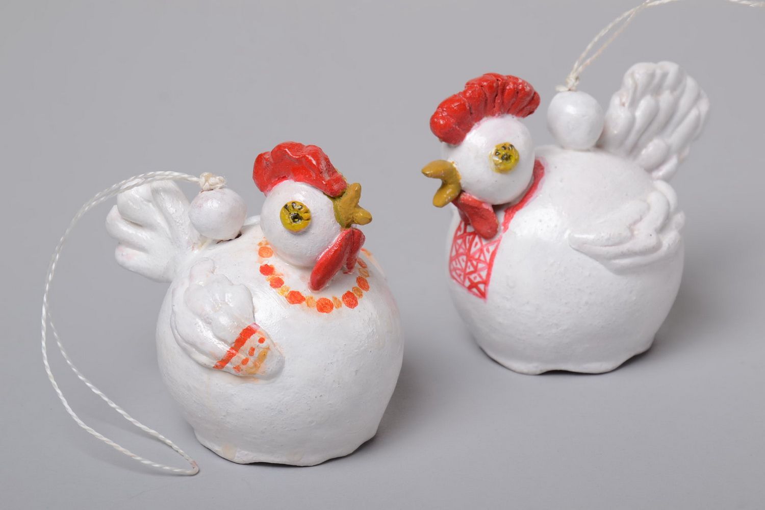 Handmade kleine Glöckchen Set Keramik Figuren Hühner aus Ton 2 Stück weiß foto 1