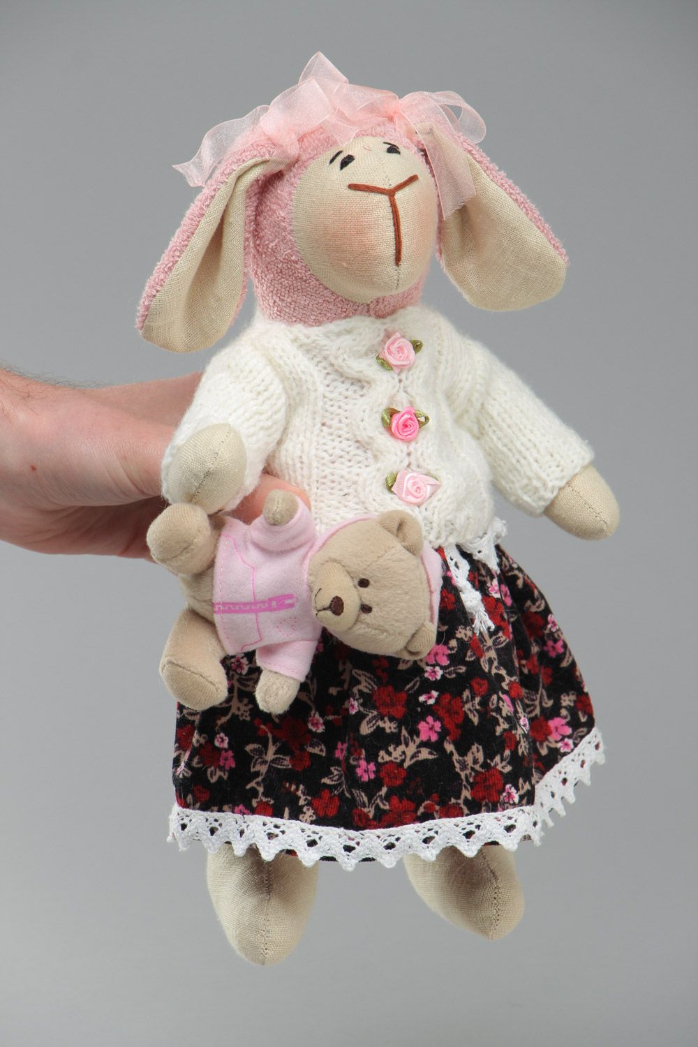 Красивая мягкая игрушка овечка ручной работы из льна в платье с мишкой фото 5
