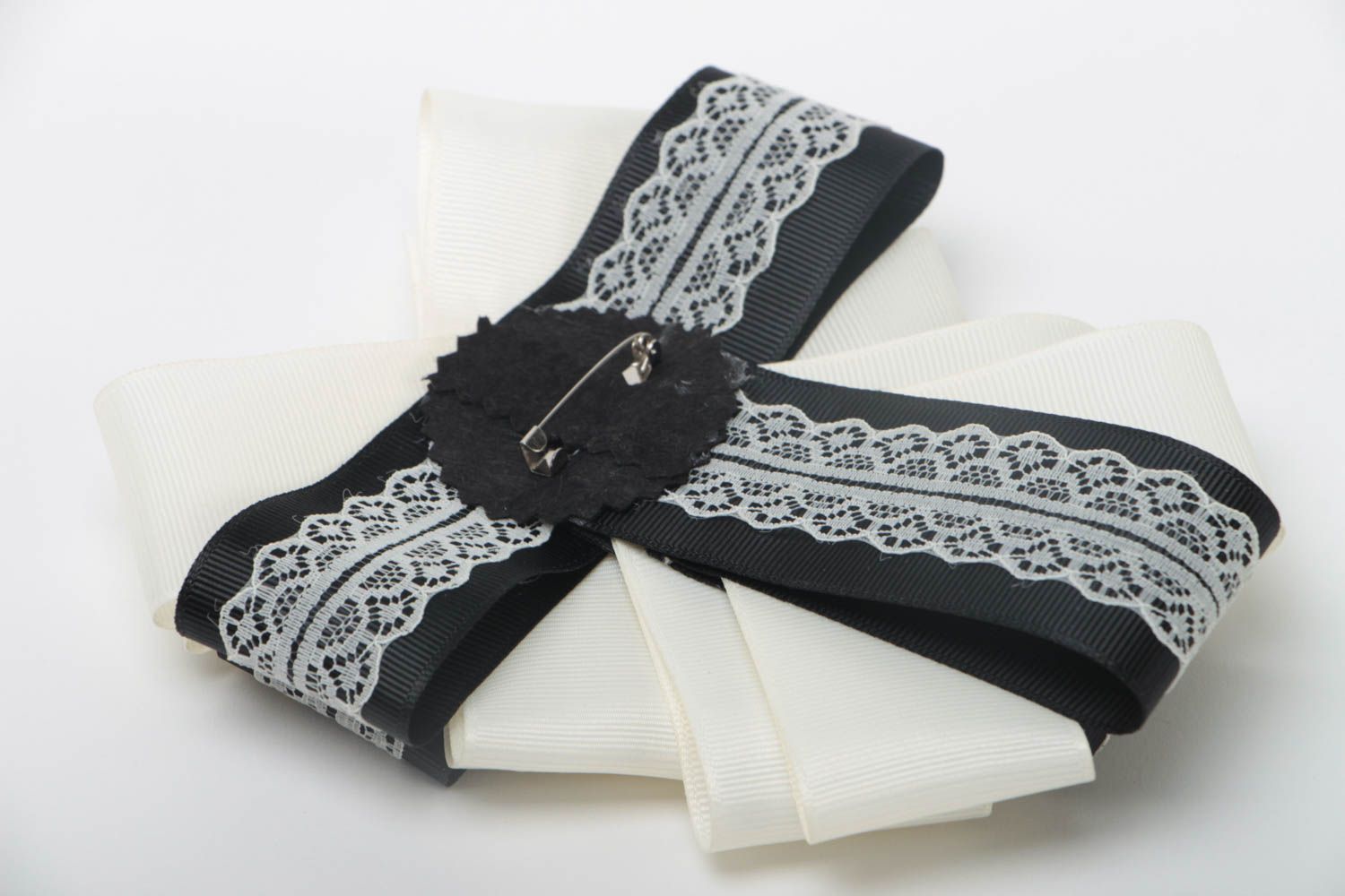 Grande broche noeud blanc noir en rubans de satin avec dentelle faite main photo 4