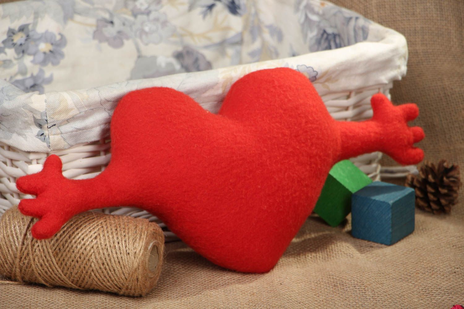 Интерьерная игрушка-подушка в виде сердца фото 4