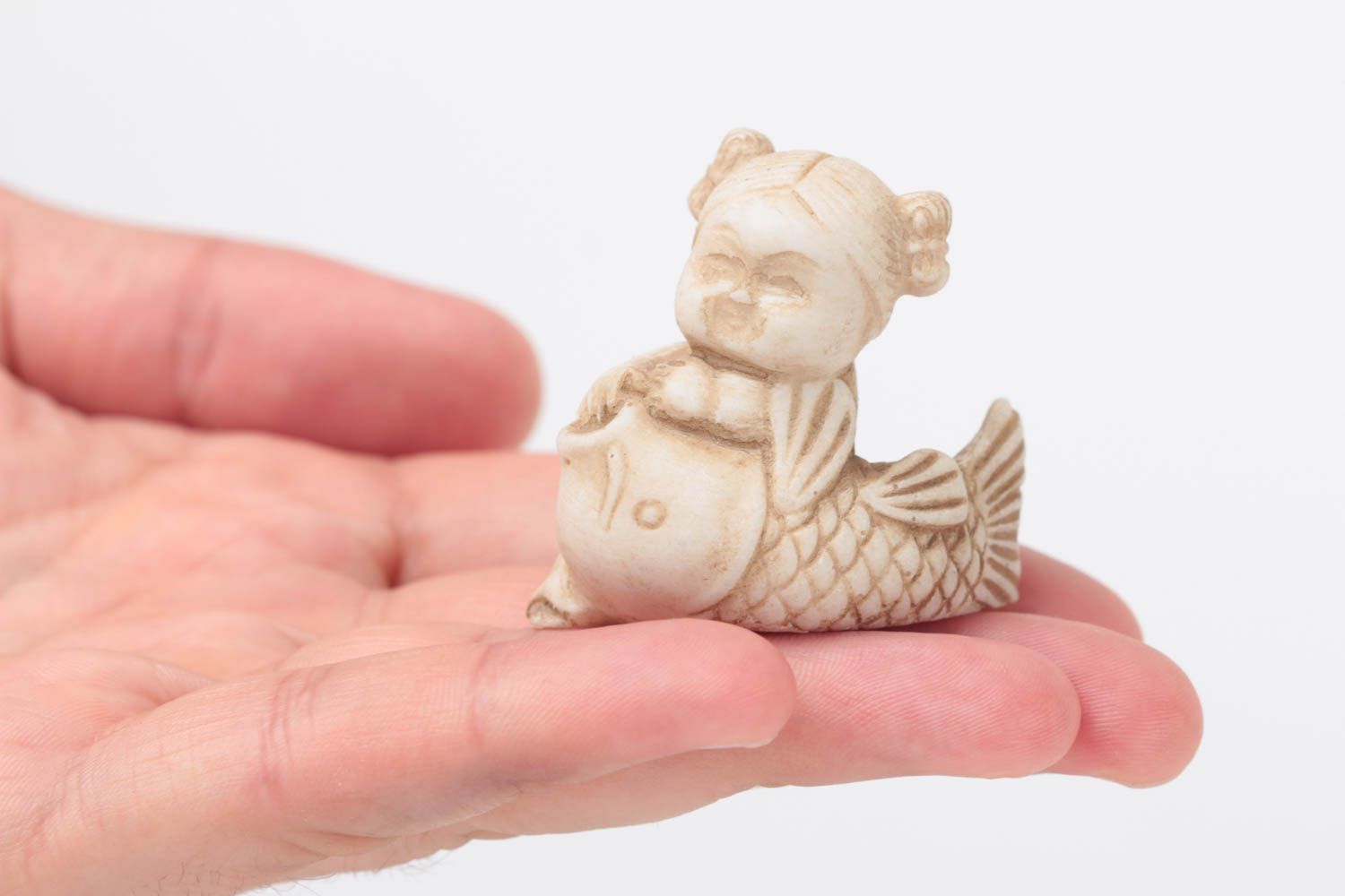Figurine décorative fait main Petite statue Déco maison Fille avec poisson photo 5