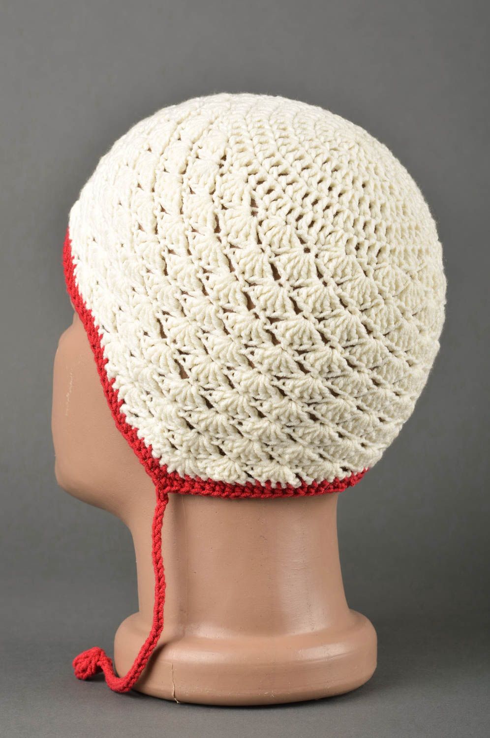 Cappello a uncinetto fatto a mano in lana splendido accessorio per bambina  foto 4