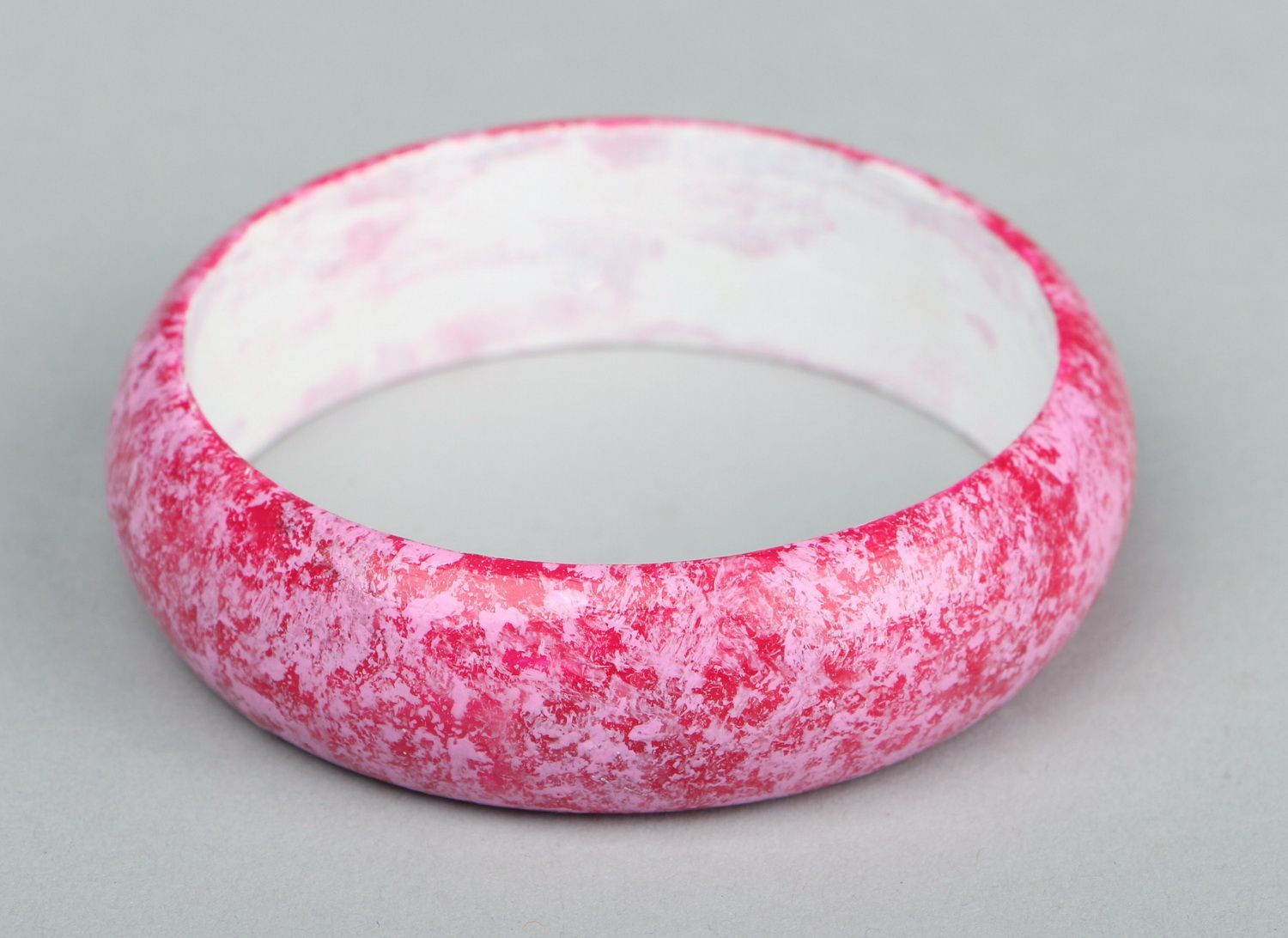 Wooden bracelet, pink marble effect photo 2