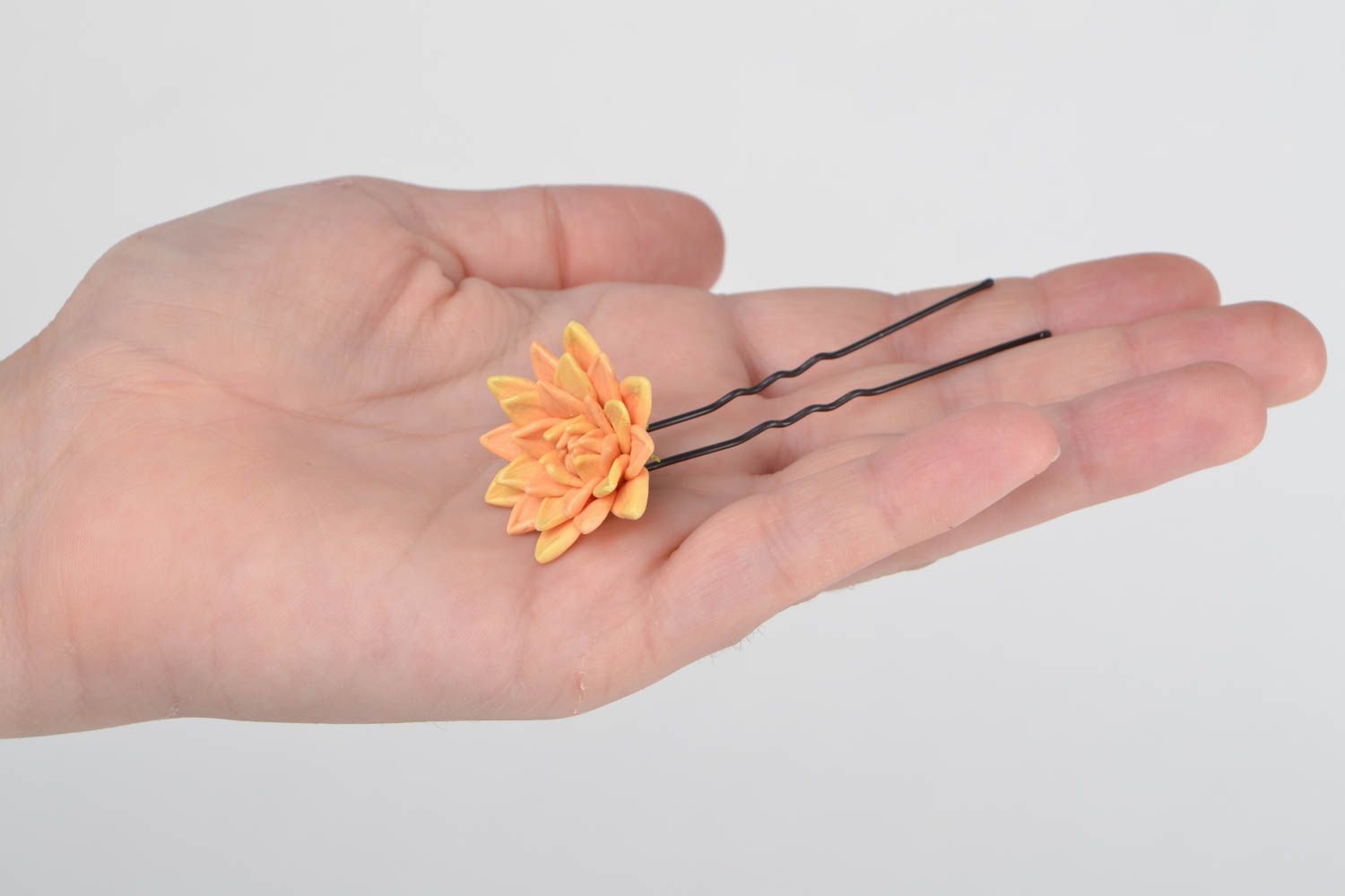 Épingle à cheveux avec fleur en pâte polymère orange pâle faite main photo 2