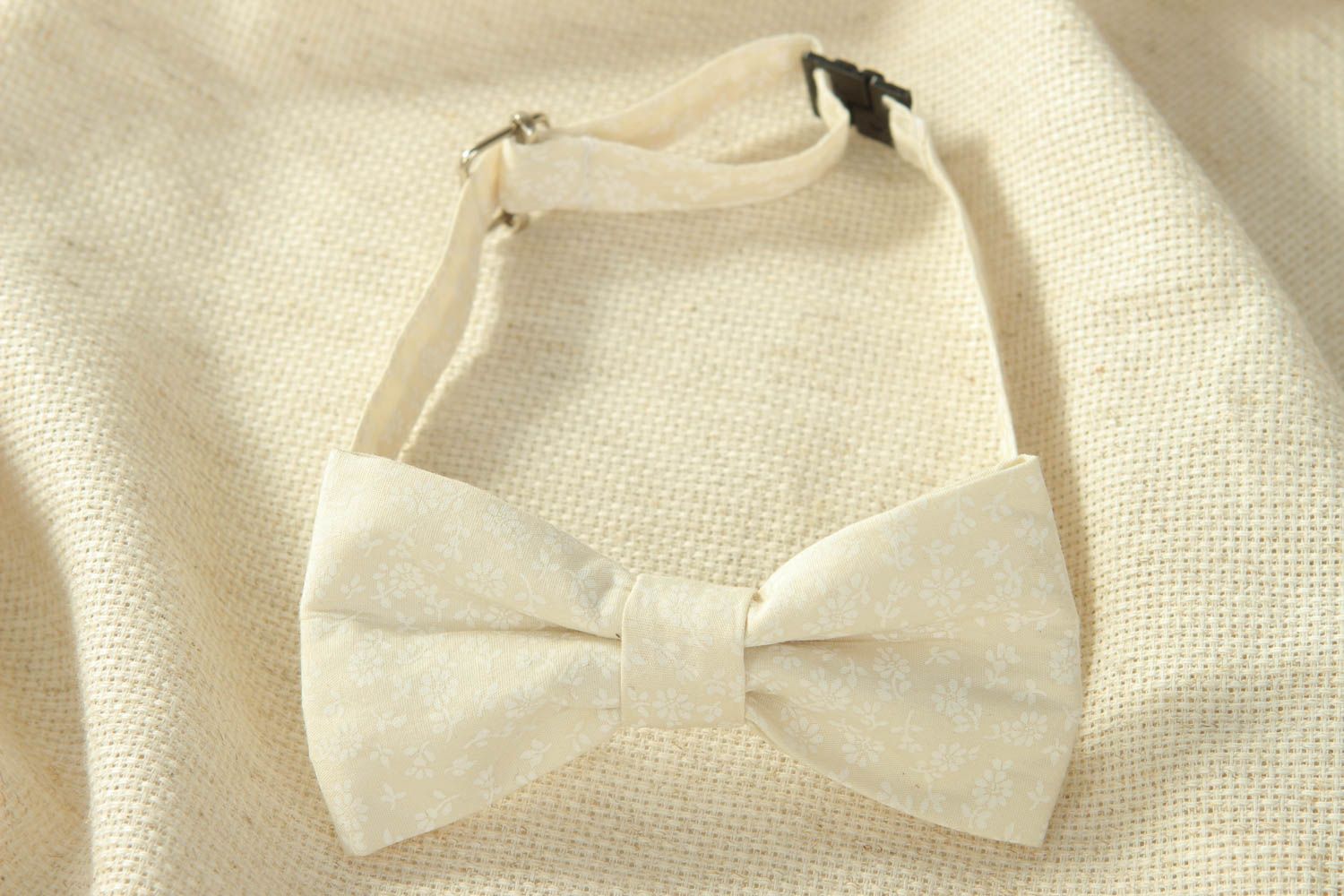 White cotton bow tie with floral pattern photo 1