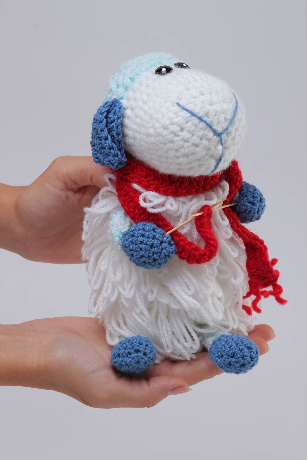 Handmade Spielzeug Schaf Kuscheltier gehäkelt Designer Geschenk für Dekoration foto 5