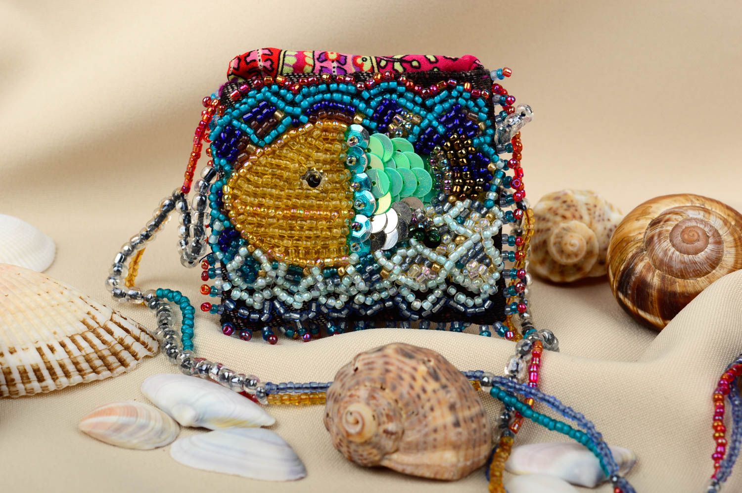 Pendentif en perles de rocaille Bijou fait main Sac multicolore Accessoire femme photo 1