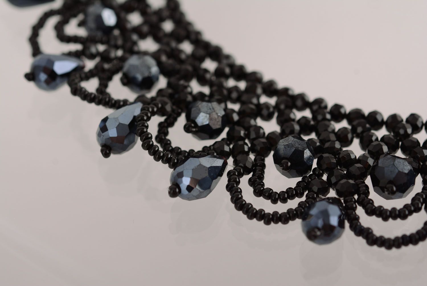 Black beaded necklace photo 4