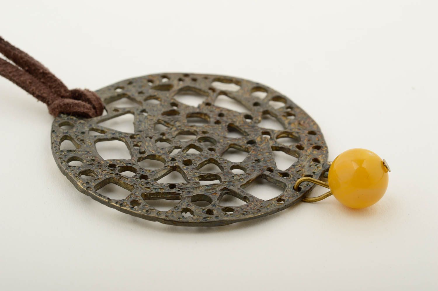 Женский кулон ручной работы металлический аксессуар из бронзы кулон на шнурке фото 5