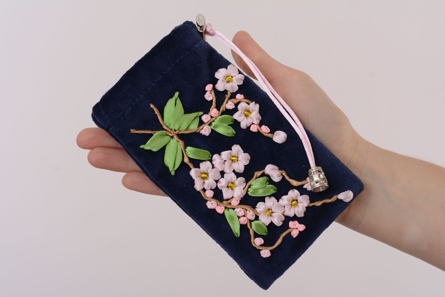 Capa azul para celular feita à mão com bordados Sakura foto 5