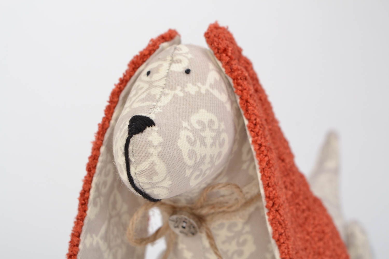 Мягкая игрушка ручной работы из натуральной ткани в виде собаки красивая необычная фото 4